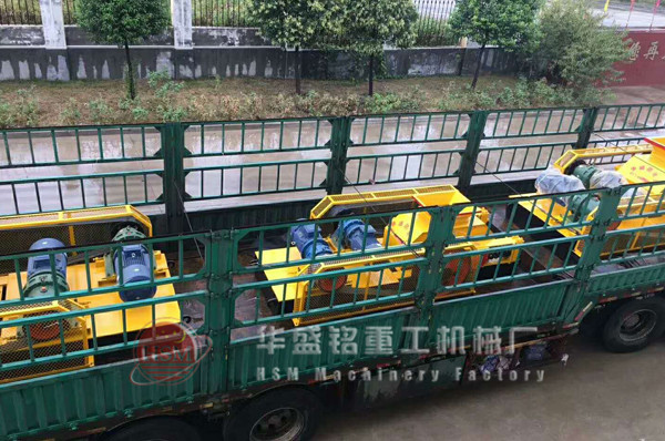 三台对辊机一起发往葫芦岛